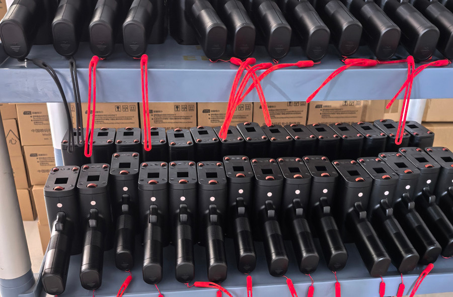 Handheld inkjet printer is used in daily life